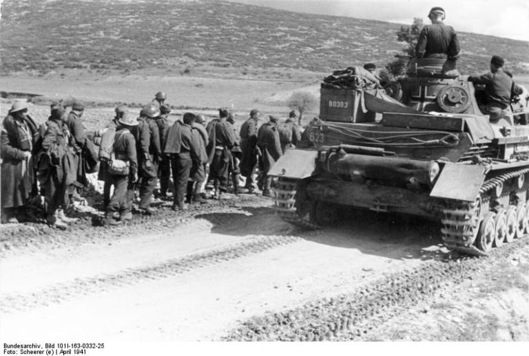 Griechenland, Kriegsgefangene neben Panzer IV